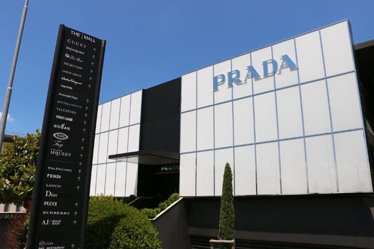 un edificio in piazza con un cartello davanti