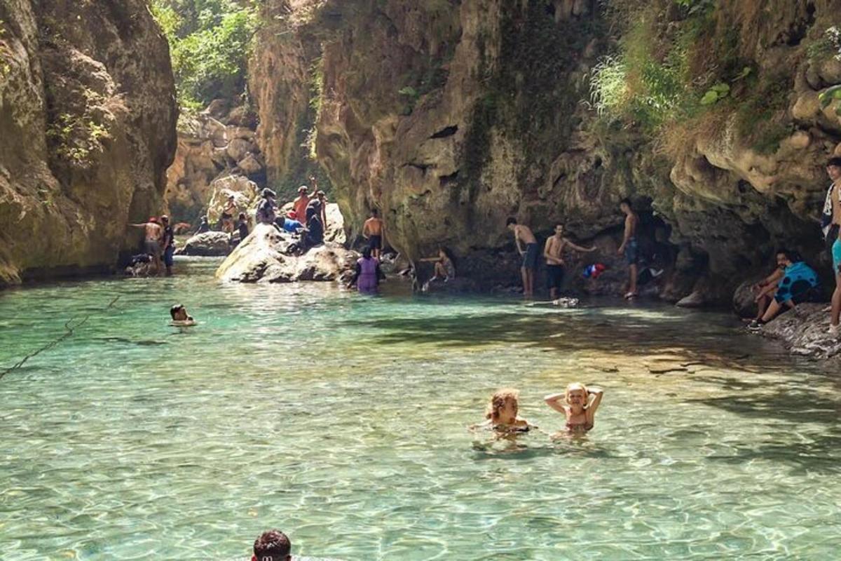 un grupo de personas nadando en un río