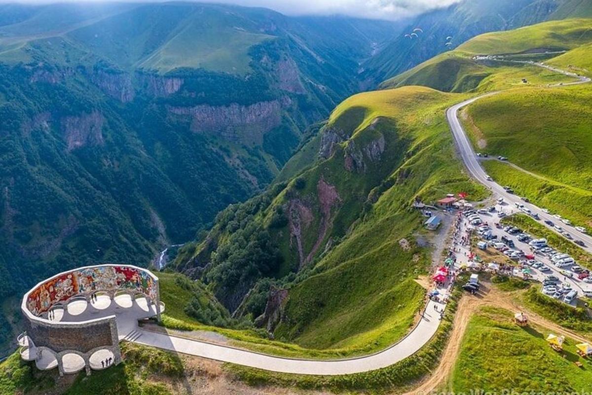 egy hegyi úton lévő légi felvétel