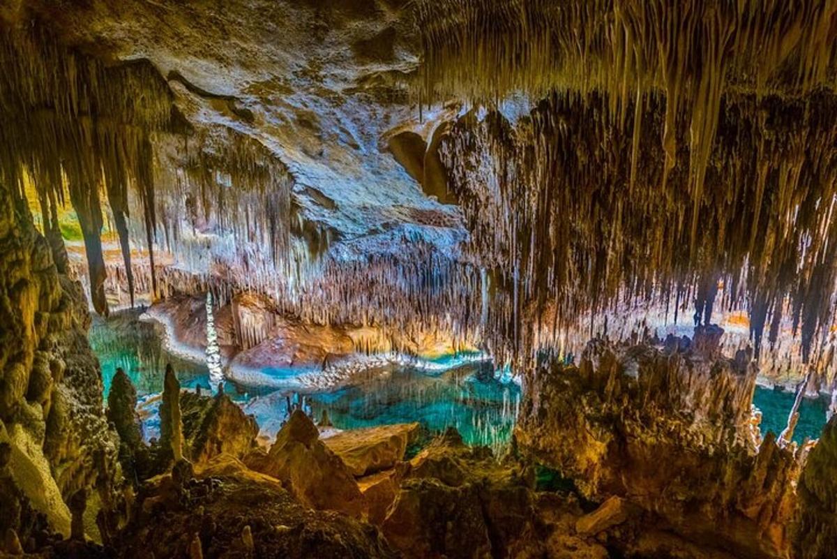 una grotta con ghiaccioli appesi al soffitto
