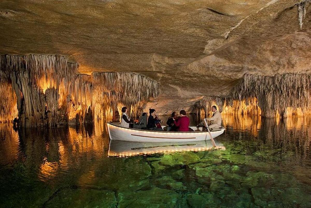 eine Gruppe von Menschen in einem Boot in einer Höhle