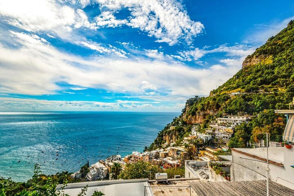 una vista dell'oceano da una collina