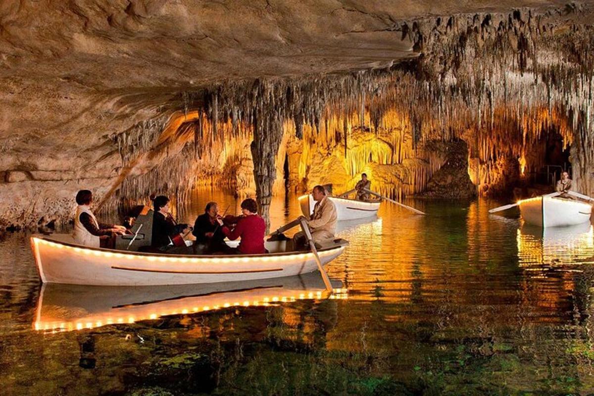 un gruppo di persone in barche in una grotta
