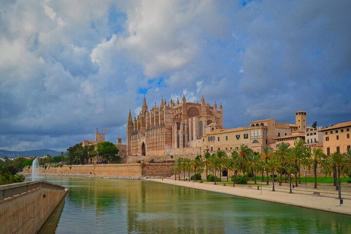 un grande edificio accanto a uno specchio d'acqua