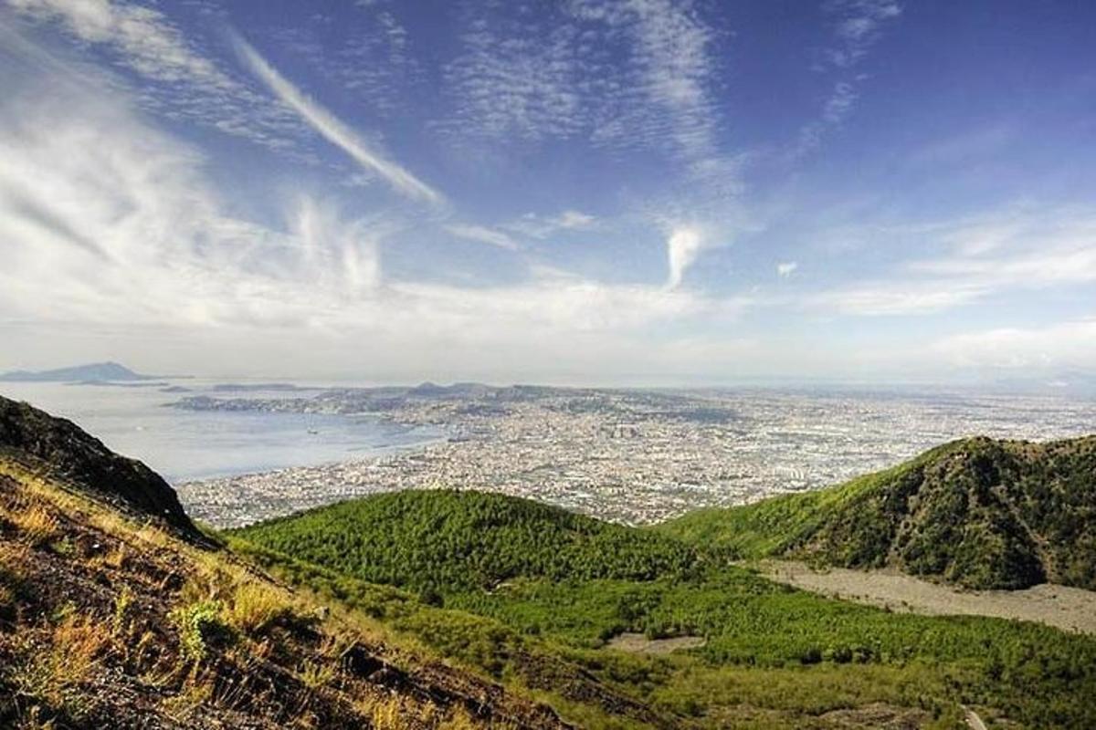 tanawin ng lungsod mula sa tuktok ng bundok