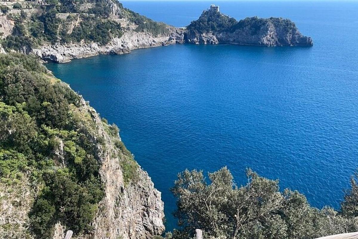 Una vista de una gran masa de agua en un acantilado.