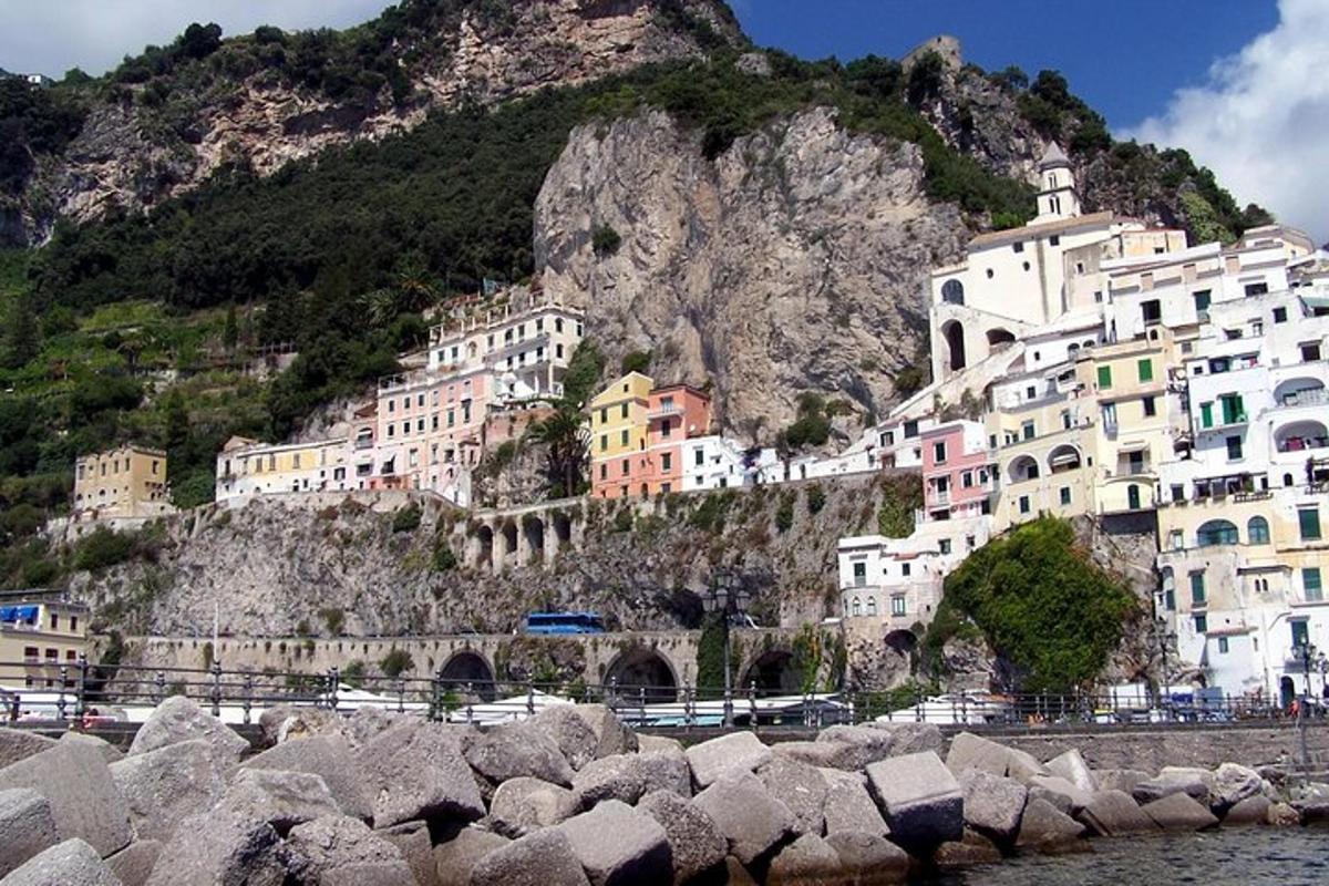un gruppo di edifici in cima a una montagna
