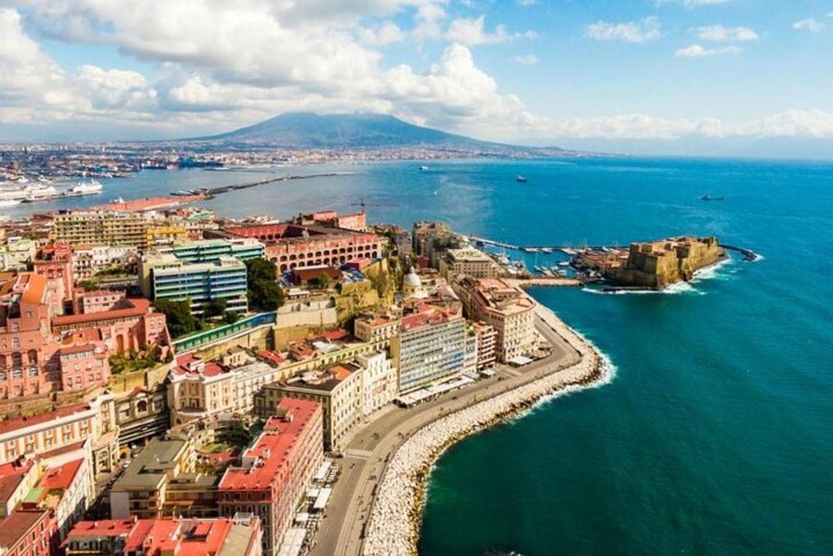 zračni pogled na grad uz vodu