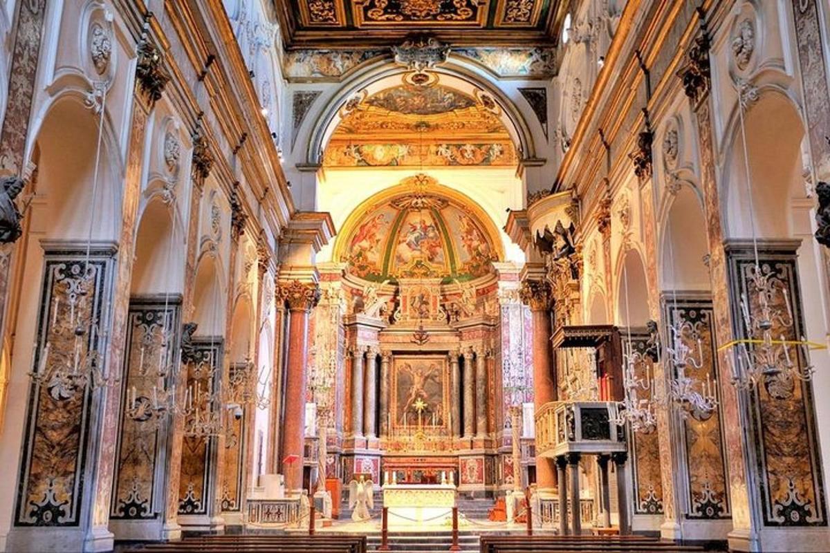una grande chiesa con un grande altare al suo interno