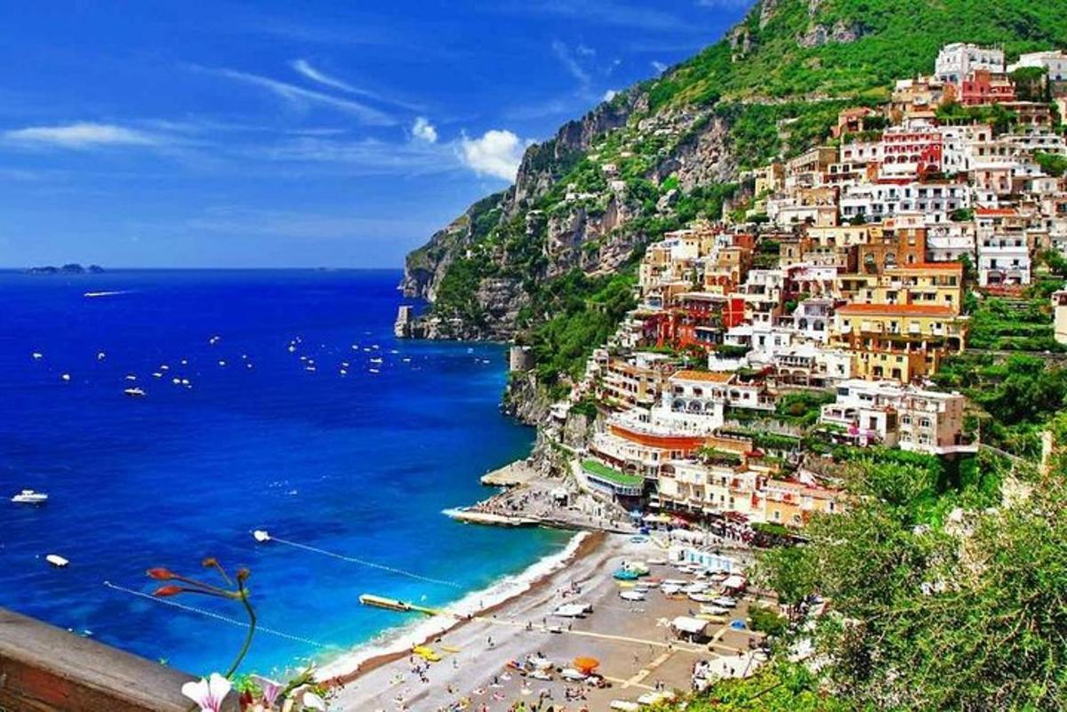 una vista di positano sulla costiera amalfitana