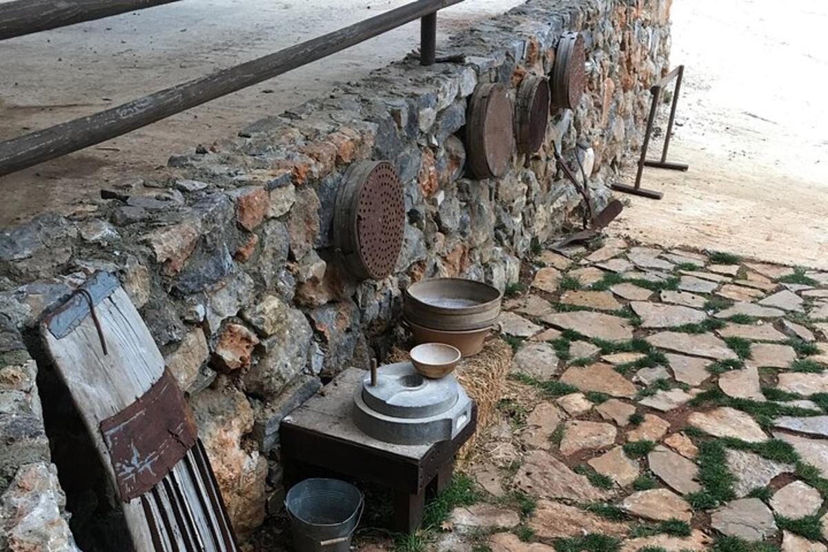 một bức tường đá có một chiếc ghế dài và một bếp đá