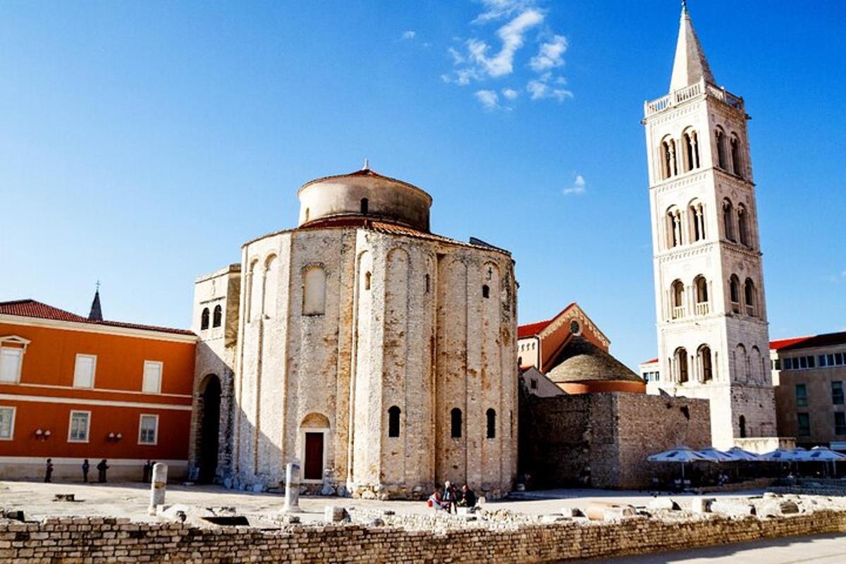 un vecchio edificio con due torri e una chiesa