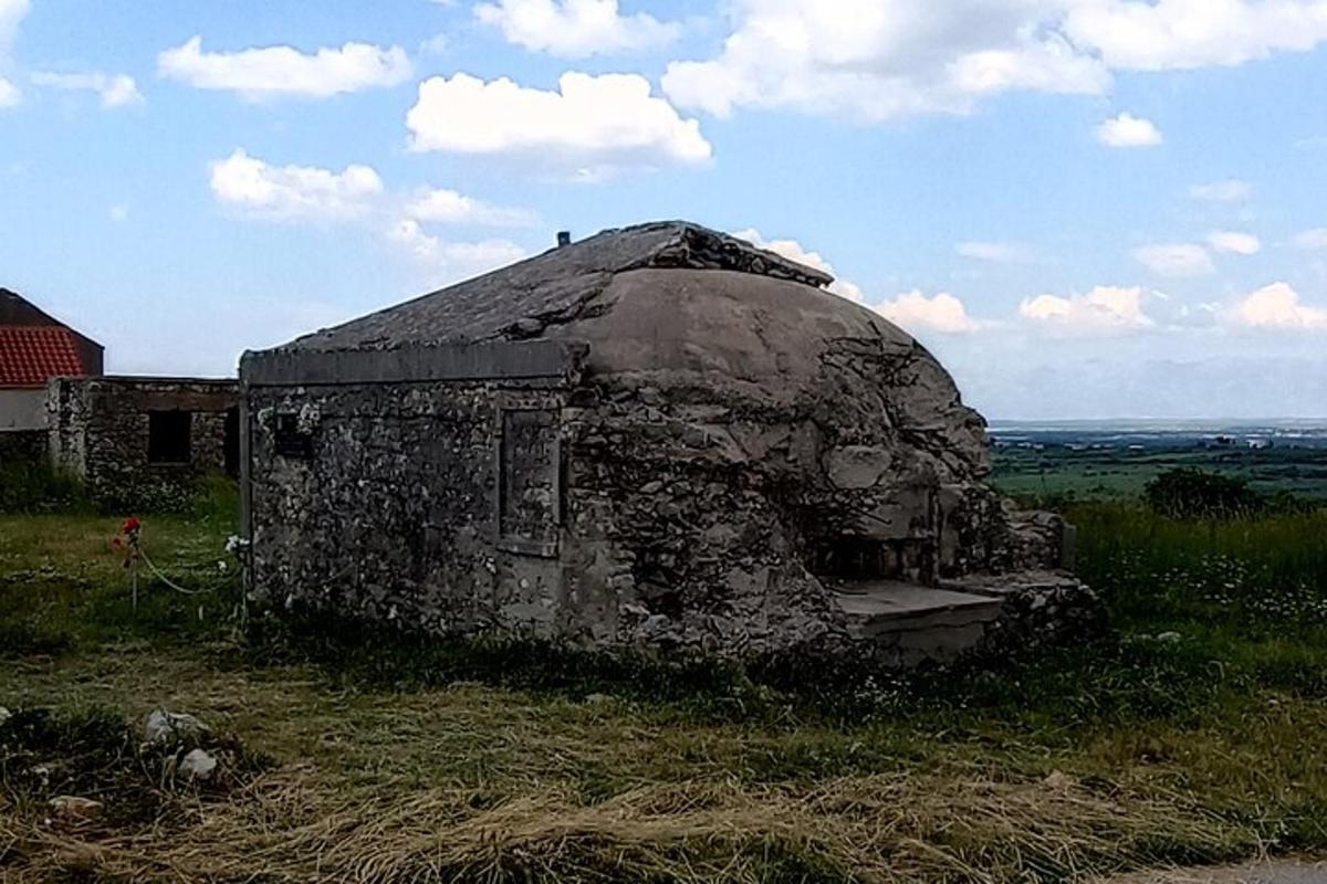 un vecchio edificio in pietra situato in cima a un campo