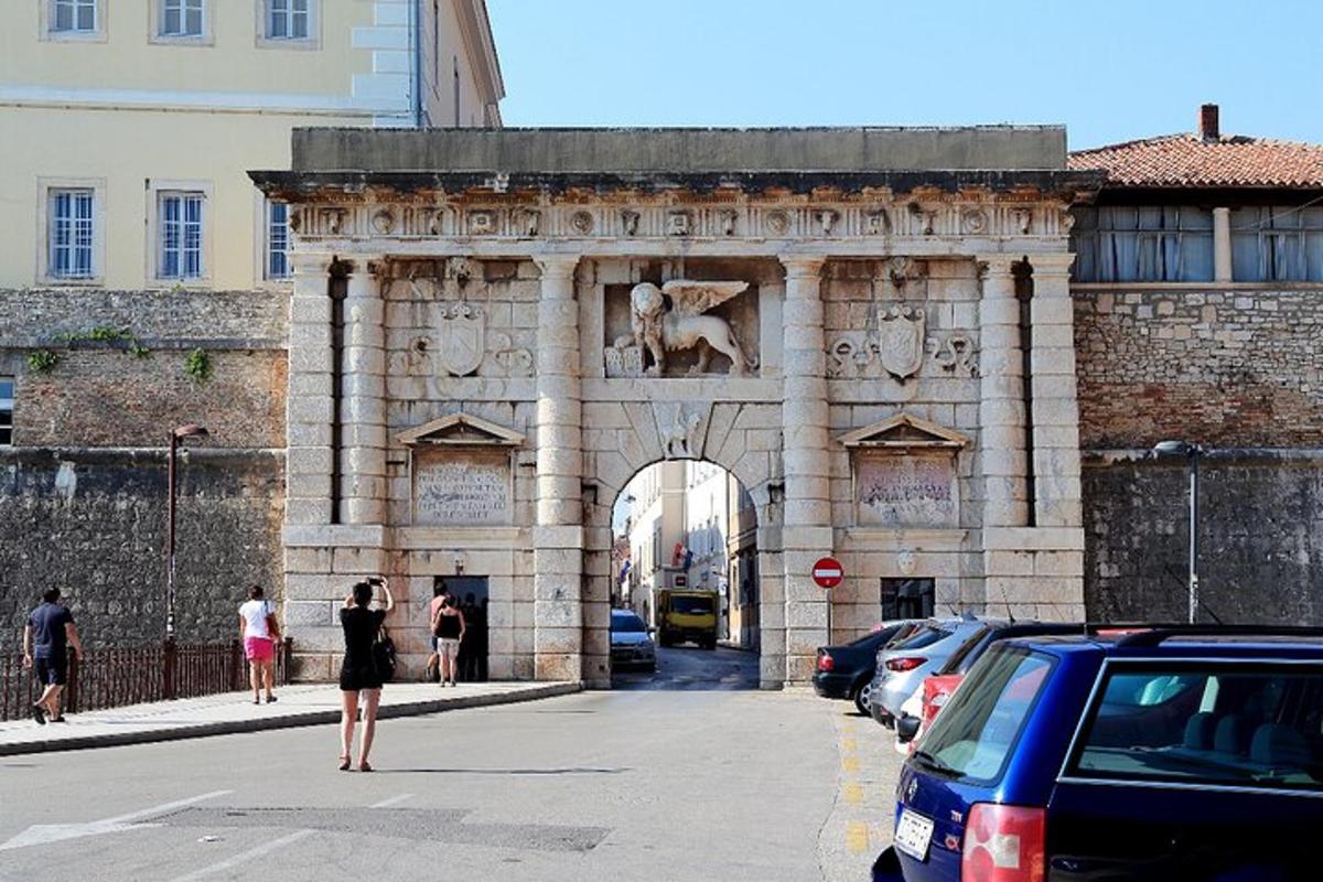 una donna in piedi davanti a un edificio con un arco