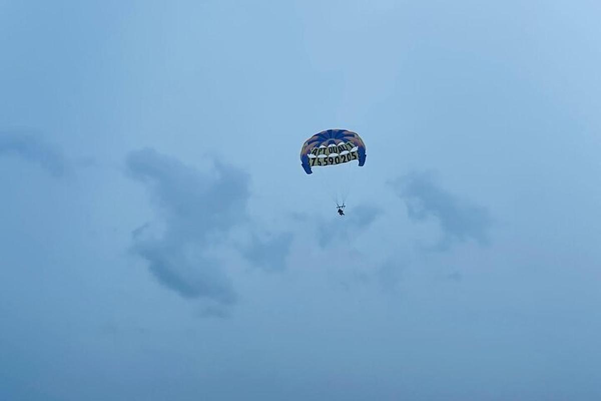 layang-layang terbang di langit