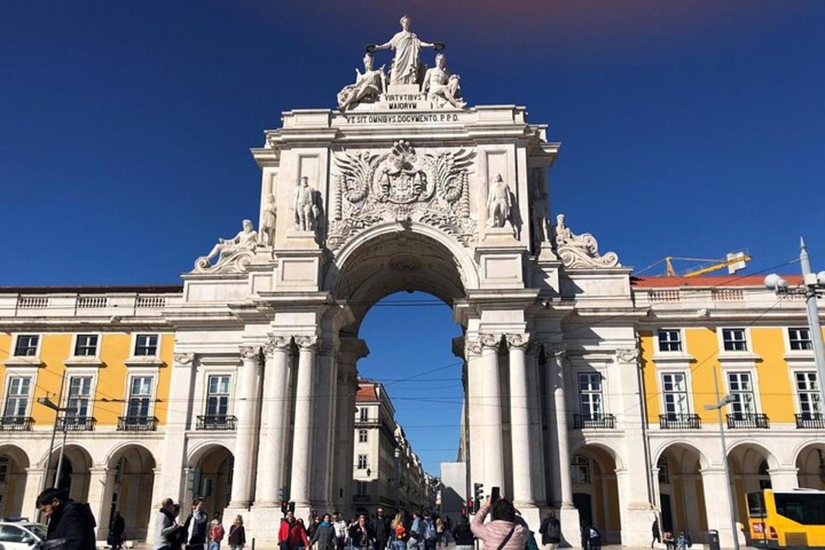 um grande edifício com um arco na frente