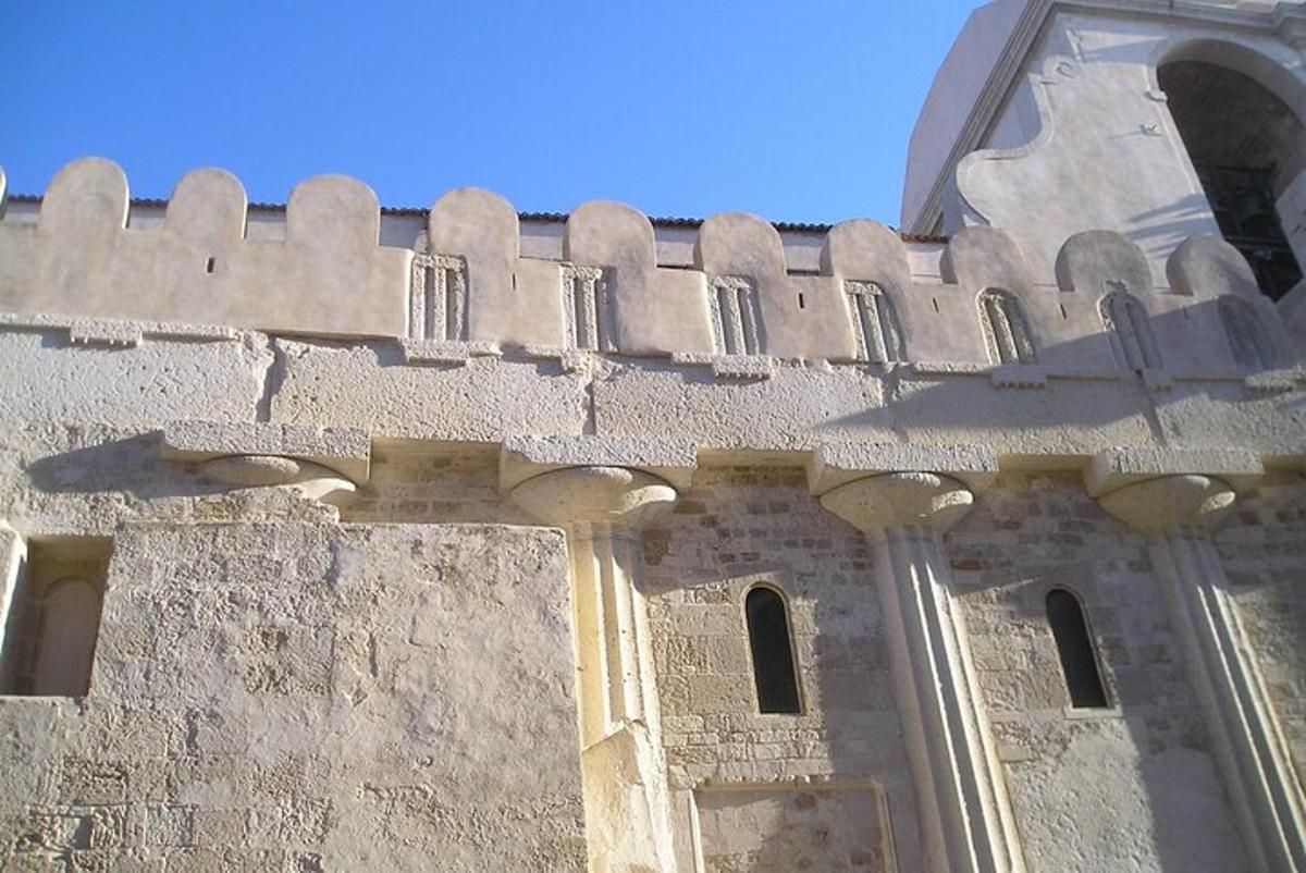 απεικόνιση ενός κτιρίου με γαλάζιο ουρανό στο φόντο