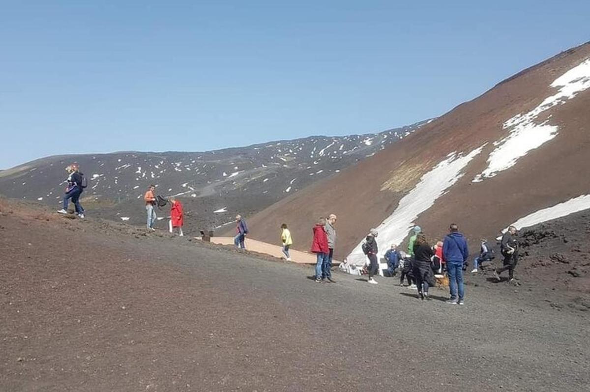 grupp inimesi, kes kõnnivad mäest üles