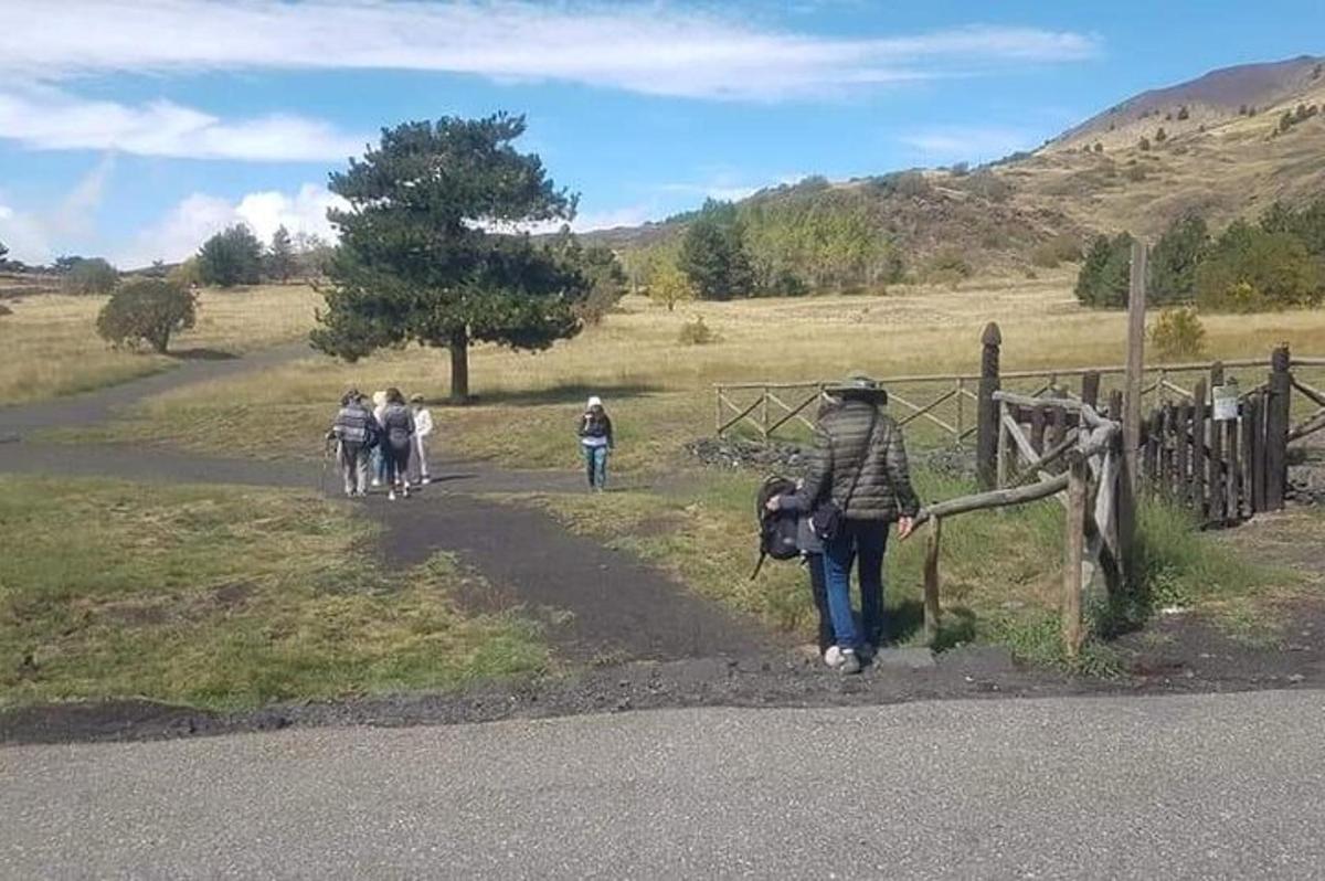 skupina lidí jdoucích po prašné cestě
