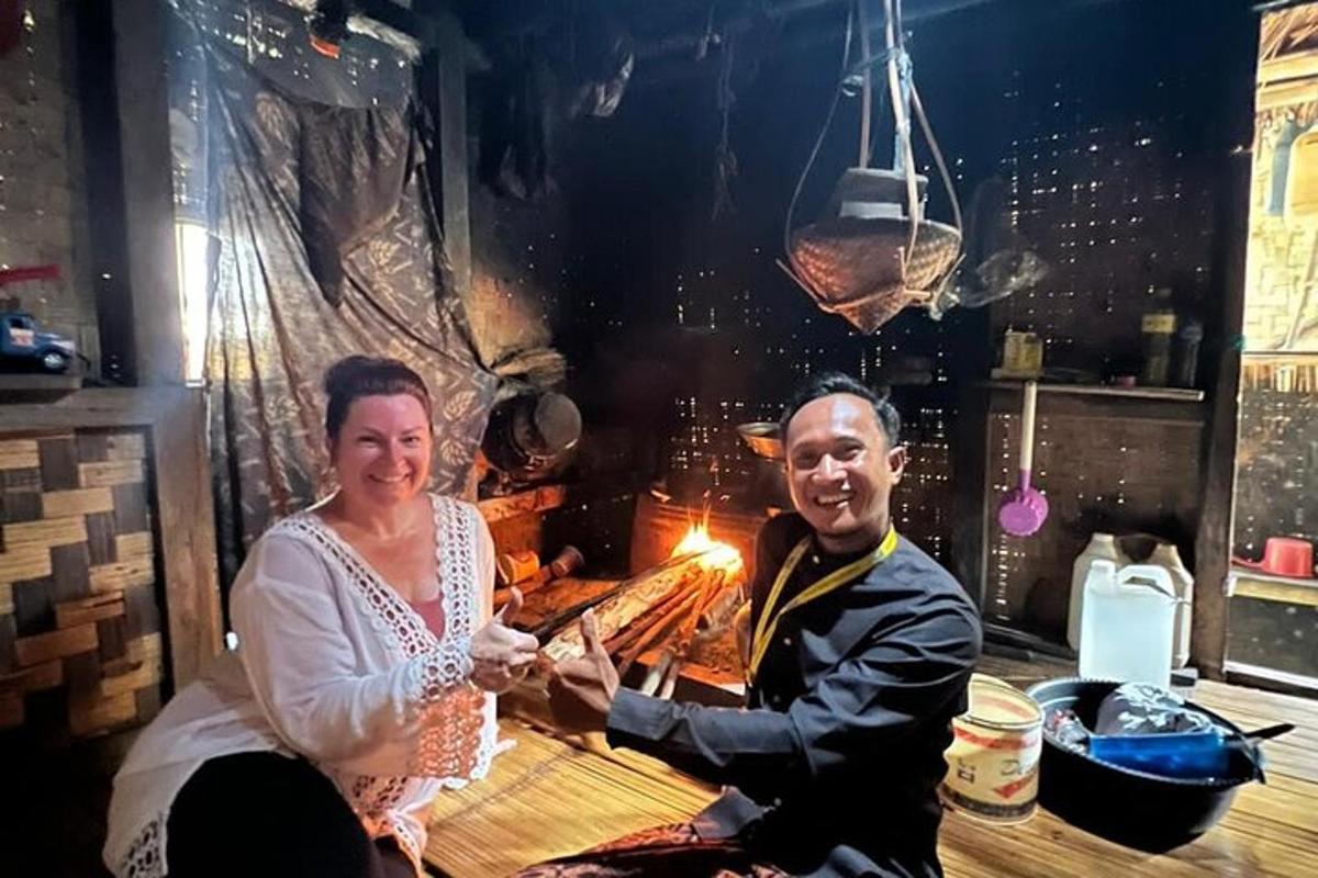 um homem e uma mulher sentados um ao lado do outro