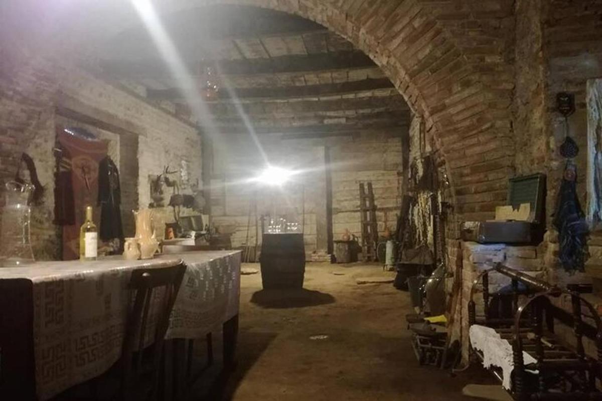 Una habitación con una mesa y una luz en un edificio.