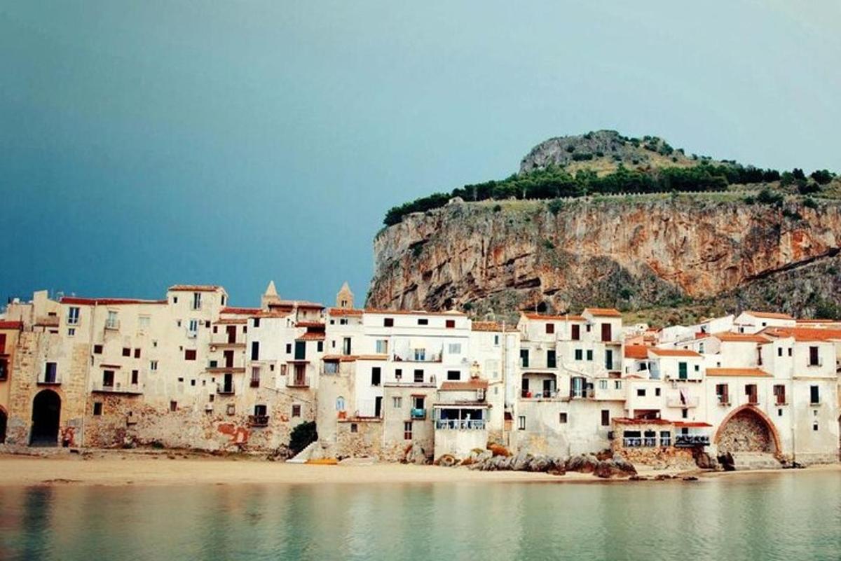 um grupo de edifícios brancos sentados na água
