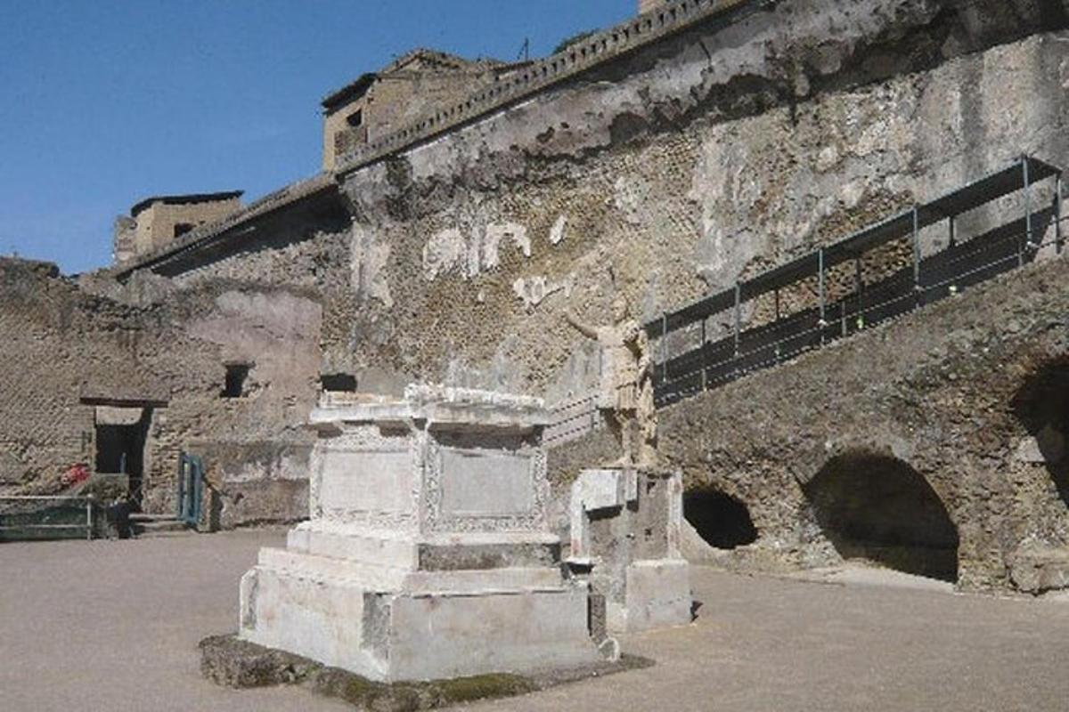 un edificio con una statua sul lato