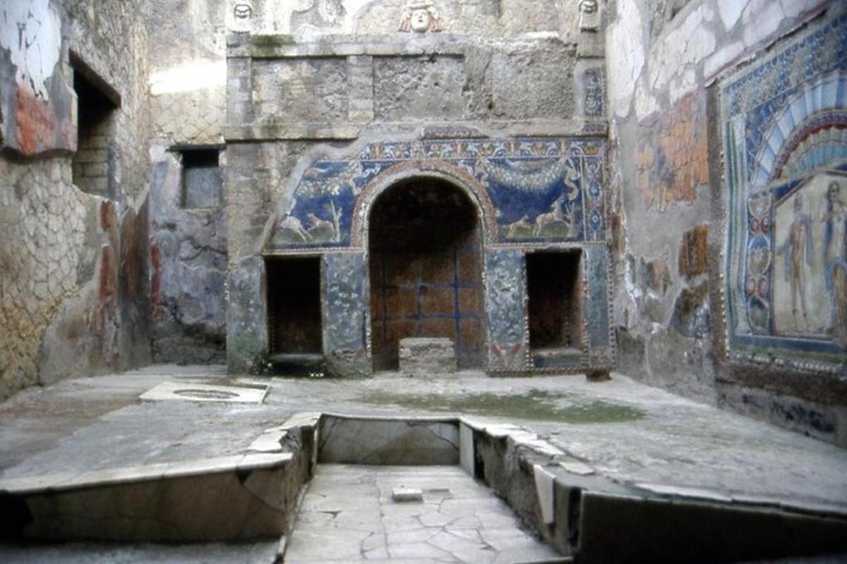 una stanza con una grande porta in un edificio