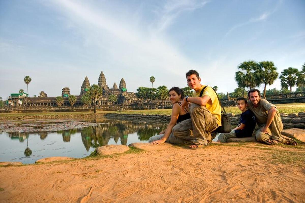 một nhóm người đang ngồi cạnh một vùng nước