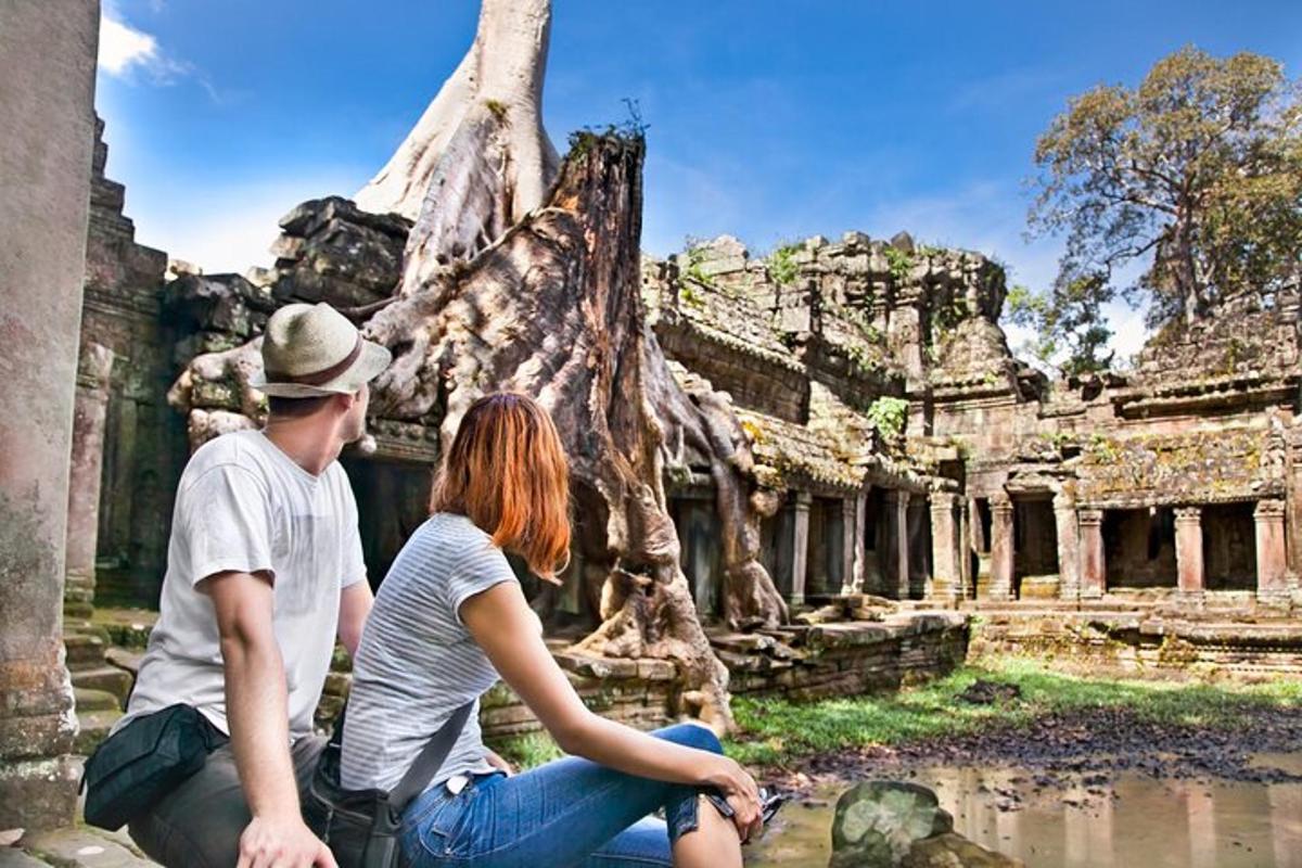 một người đàn ông và một người phụ nữ đang ngồi trước một ngôi đền