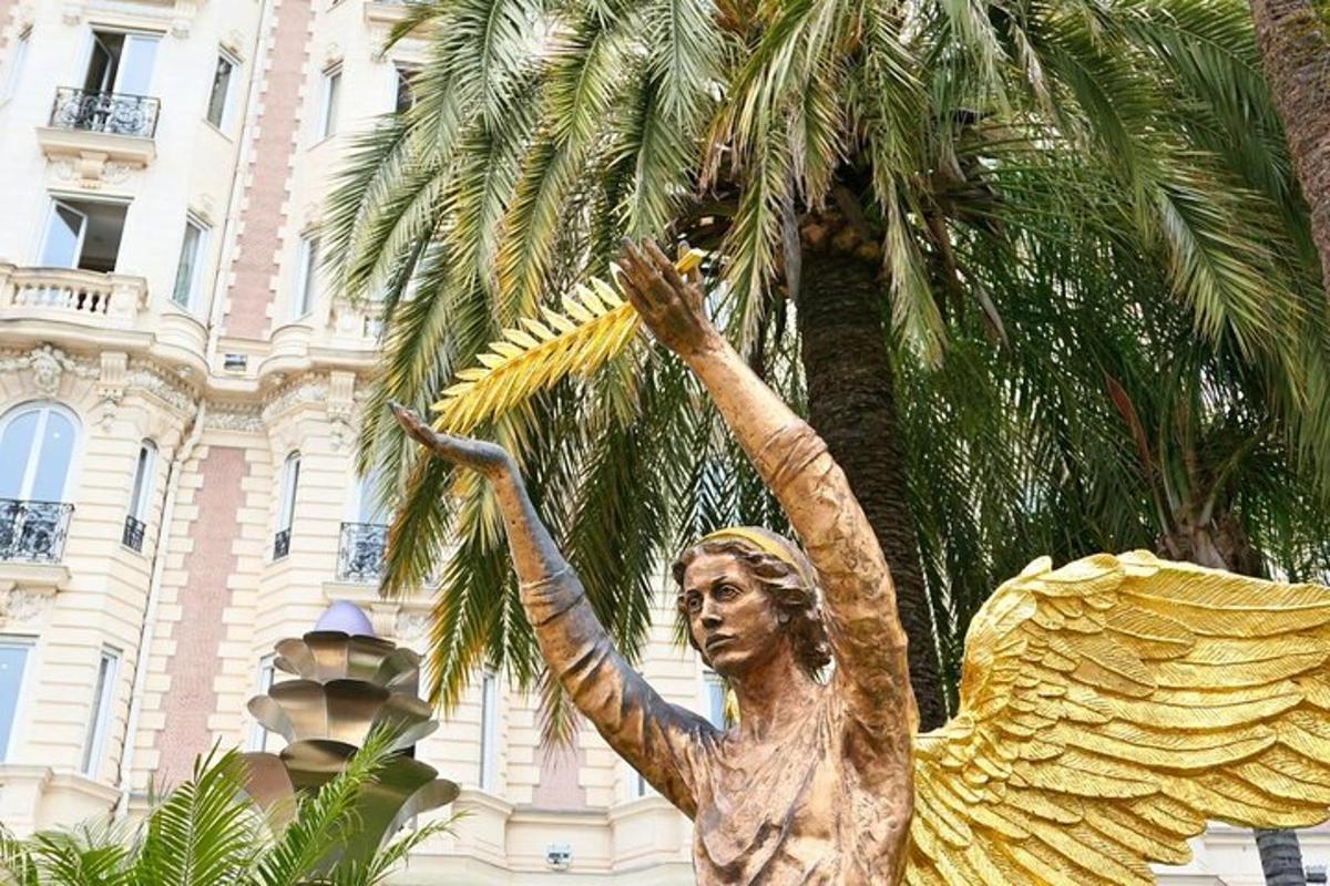 uma estátua de um anjo alcançando uma palmeira