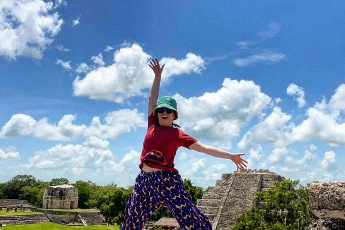 una giovane ragazza sta ballando davanti a una piramide