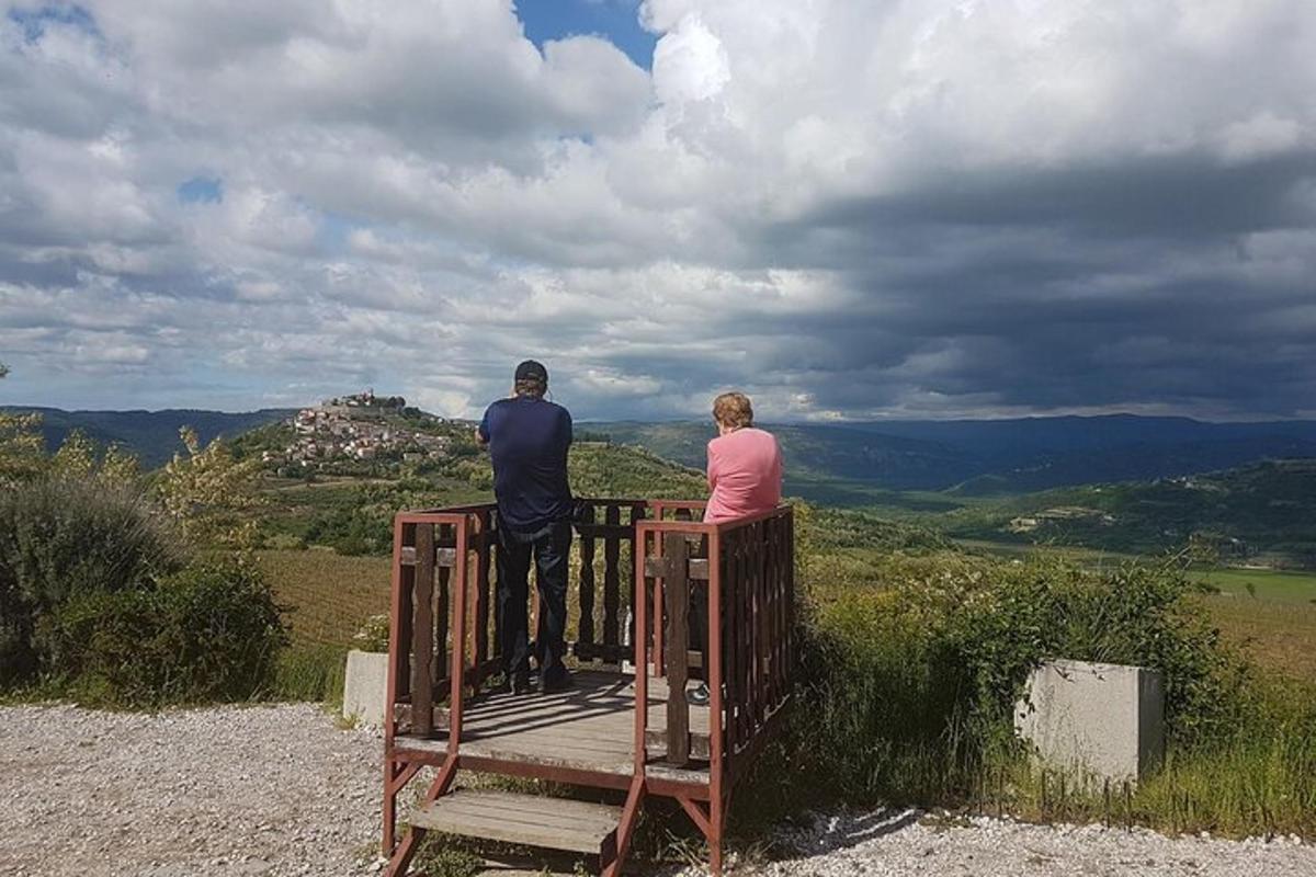 Ένας άνδρας και μια γυναίκα στέκονται πάνω σε μια ξύλινη γέφυρα