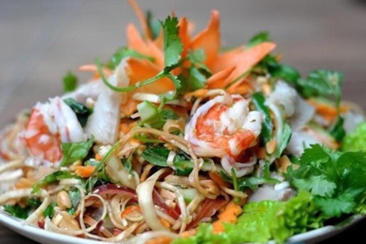 salad dengan udang dan sayur-sayuran di atas pinggan