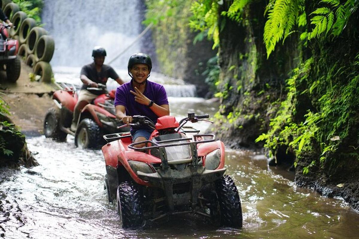 seorang budak lelaki menaiki kenderaan empat roda melalui sungai