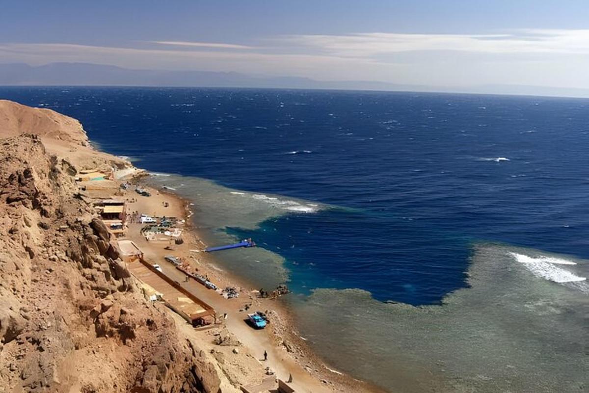 egy hegy tetején fekvő strand légi felvétele