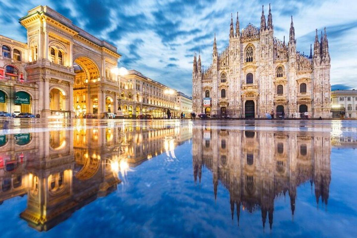 un gran edifici amb el seu reflex a l'aigua