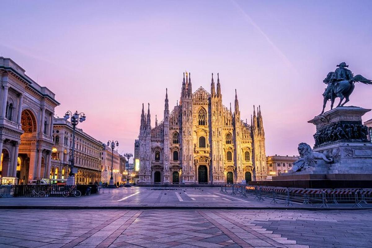un gran edifici amb una estàtua al davant