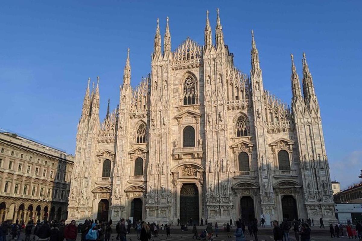 una gran catedral amb gent dempeus davant