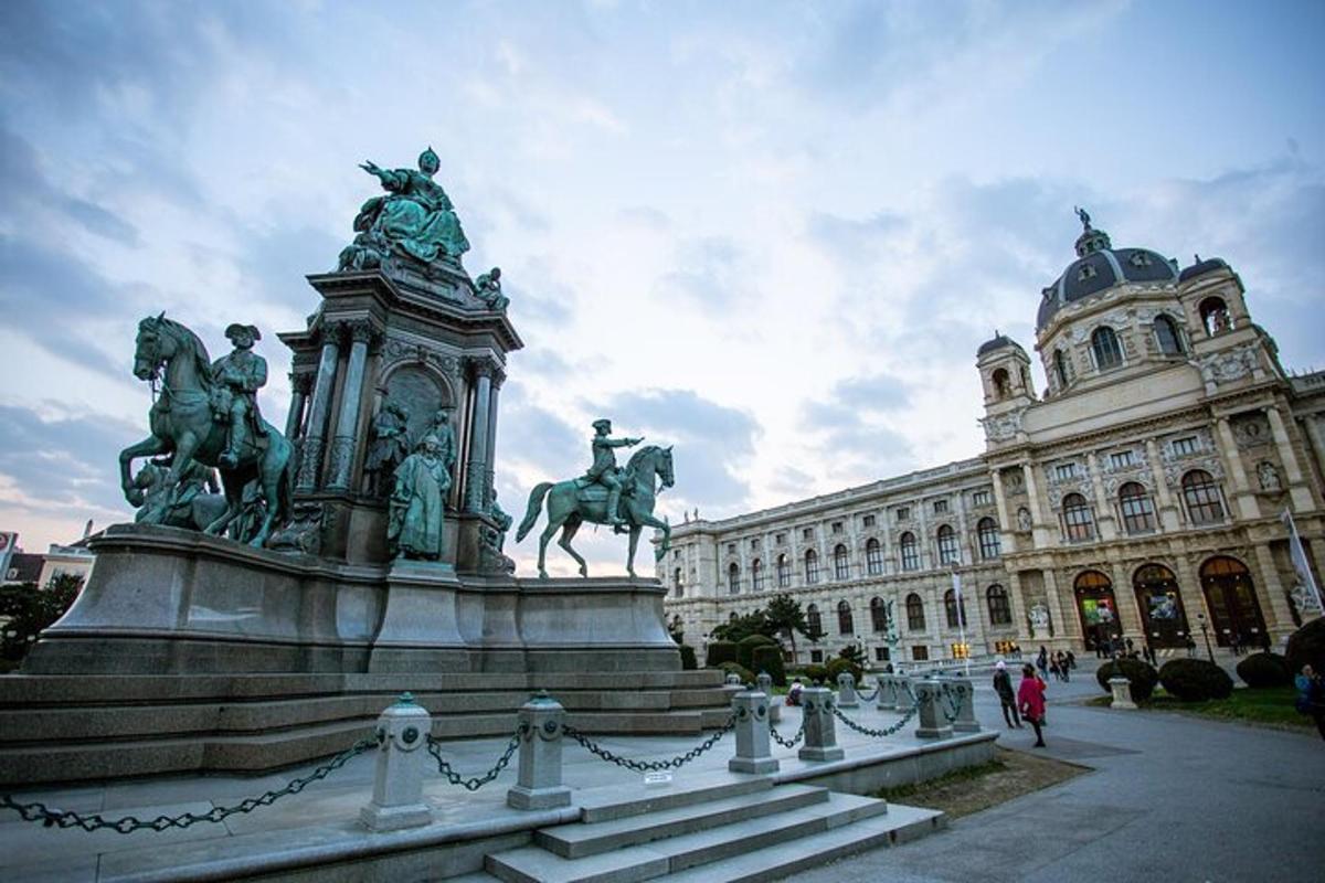 una statua di fronte a un grande edificio