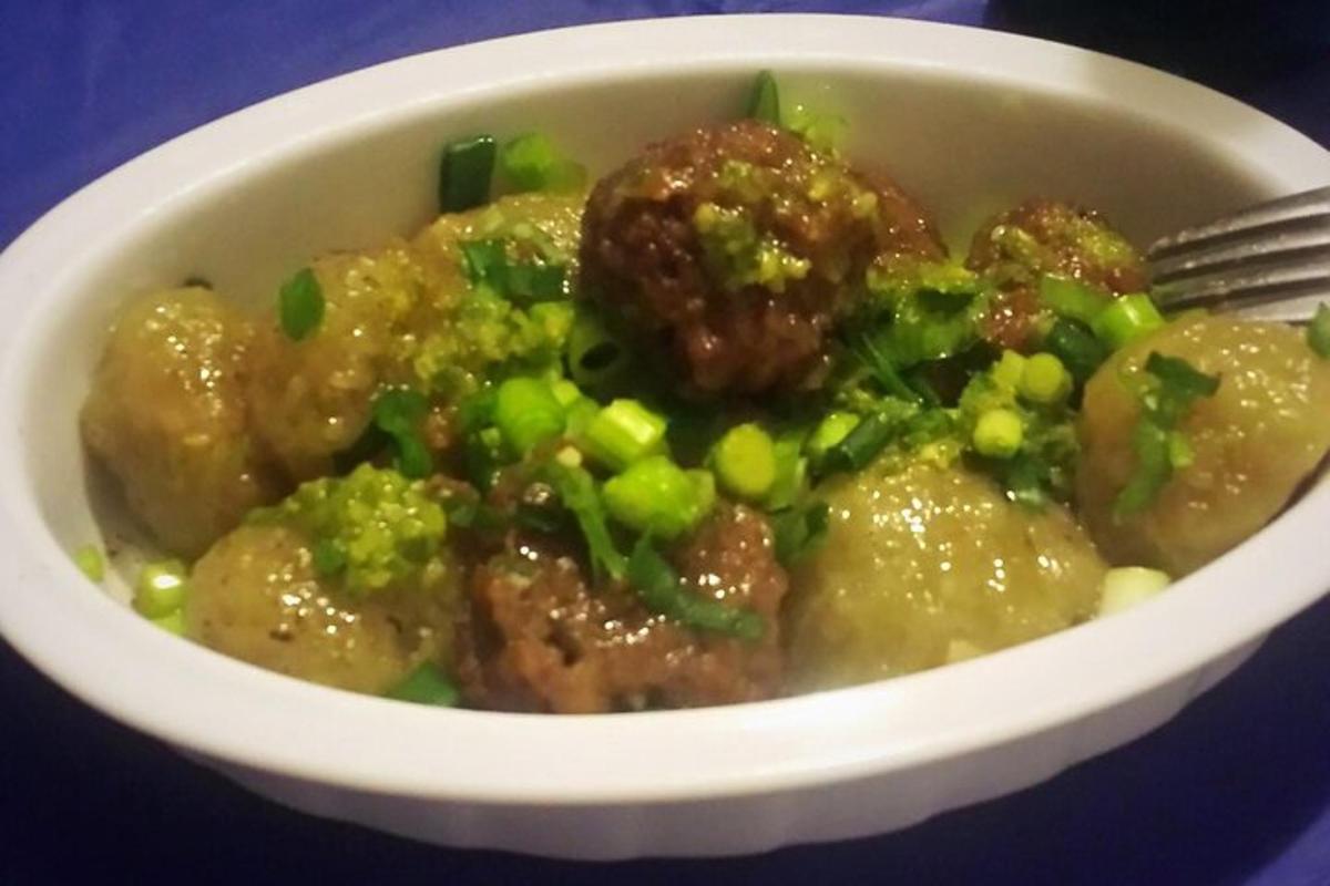 una ciotola bianca di cibo con carne e broccoli
