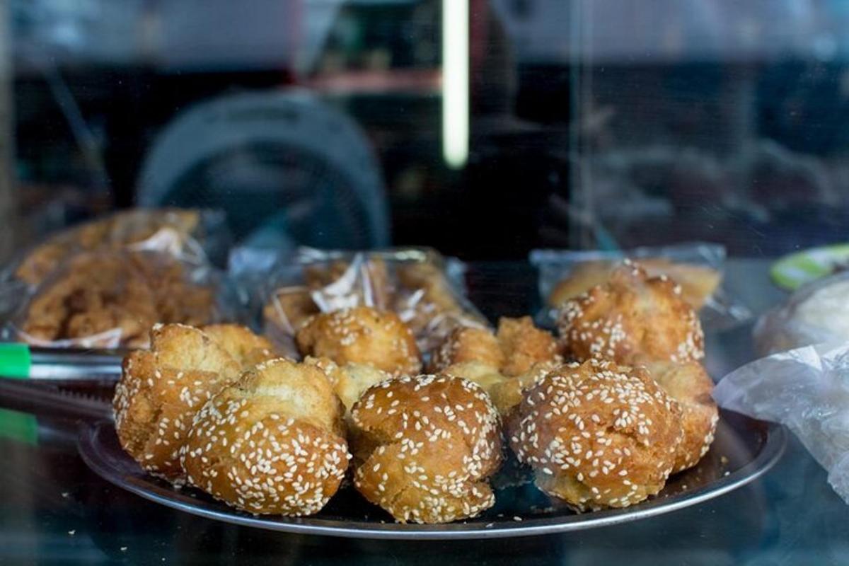 un piatto di pasticcini appoggiato su un tavolo