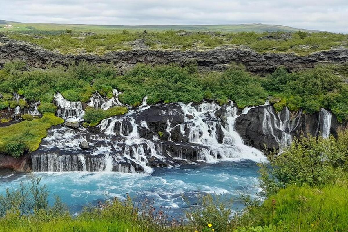una cascata in mezzo a un fiume