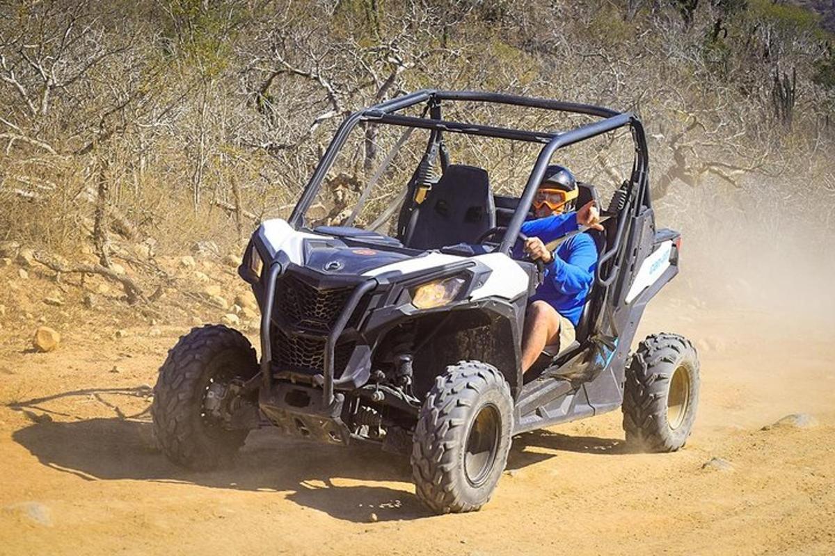 egy férfi ATV-t vezet egy földúton