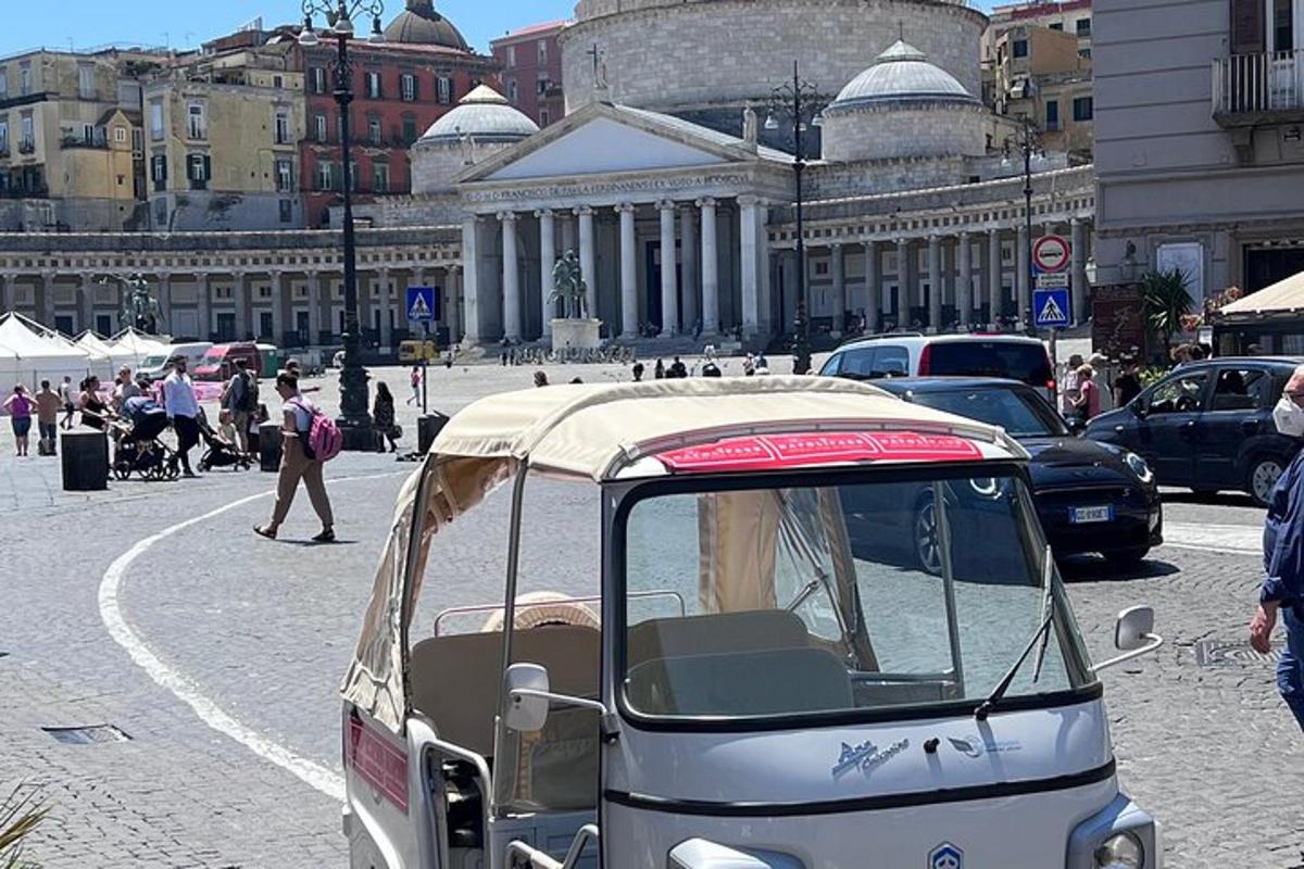 una piccola auto parcheggiata davanti a un edificio