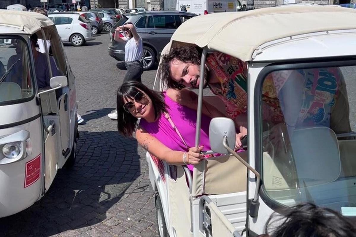 due donne sono in piedi in un piccolo veicolo
