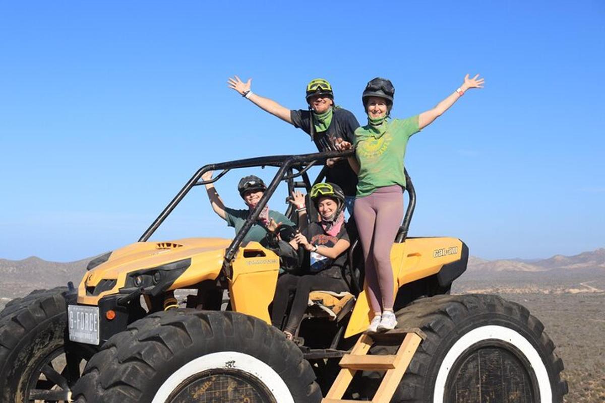 un grup de oameni care stau în spatele unui ATV