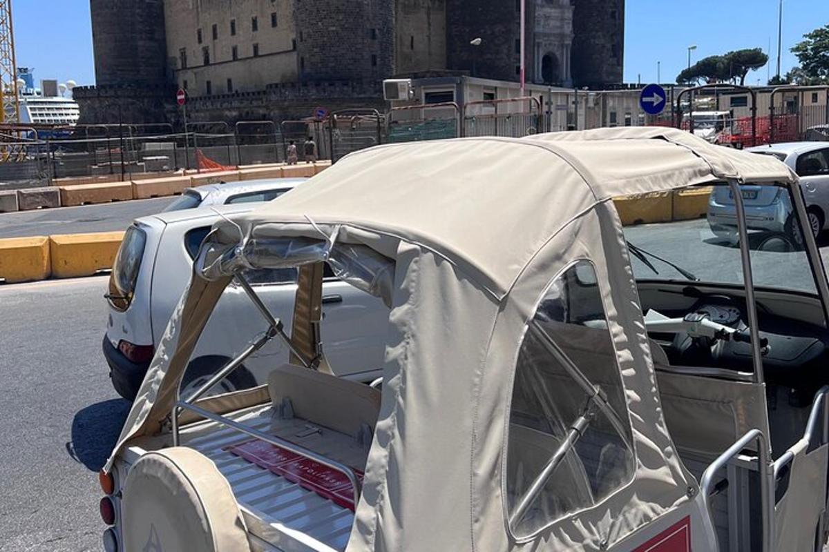 un'auto con una tenda sul retro