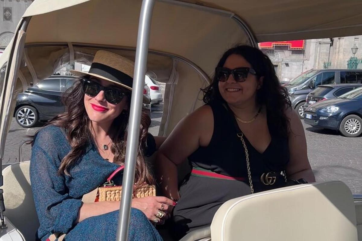 due donne viaggiano in un tram
