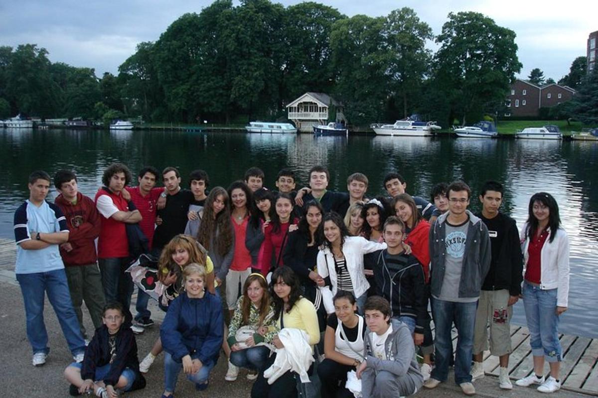 un gruppo di persone in posa per una foto davanti a un lago